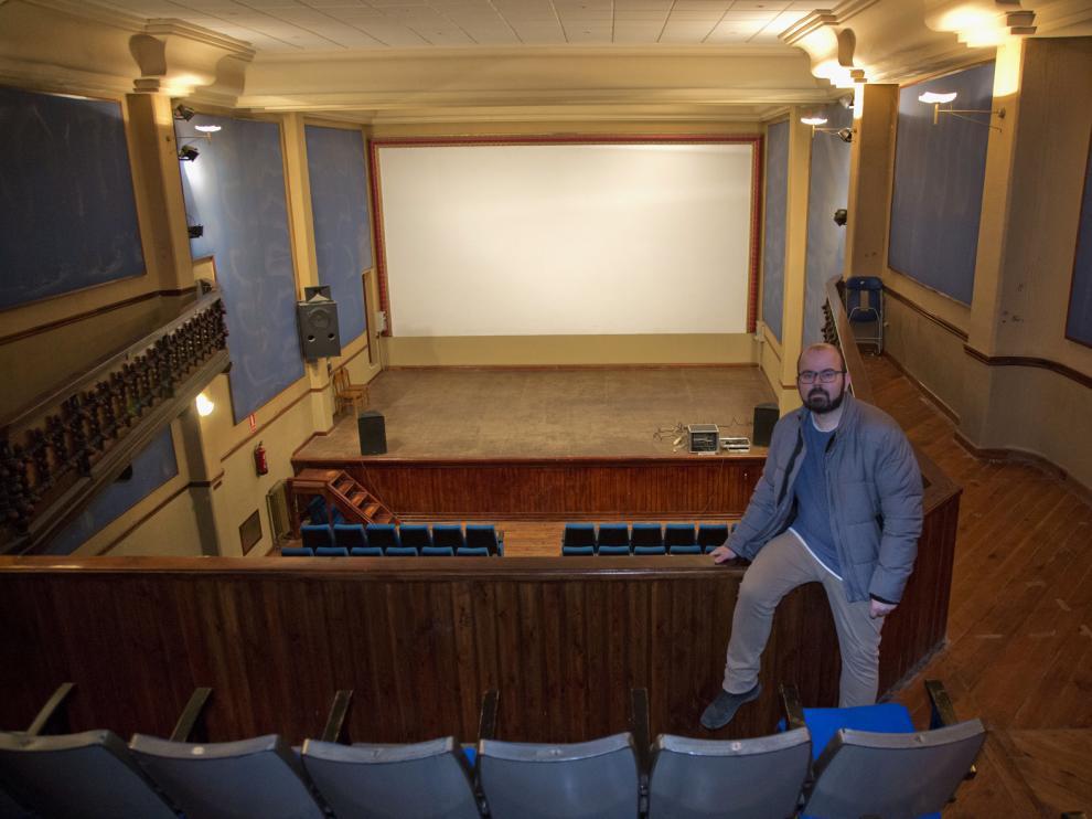 El alcalde de Cariñena, Sergio Ortiz, en el interior del cine Olimpia.