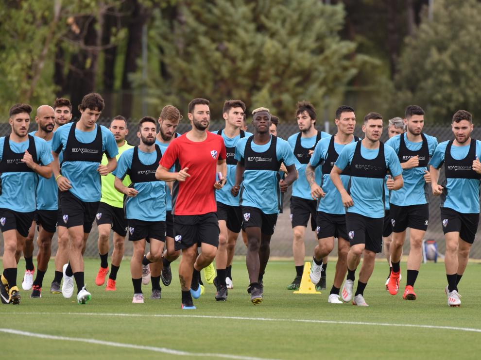 Los futbolistas de la SD Huesca, en la sesión matinal de este martes.