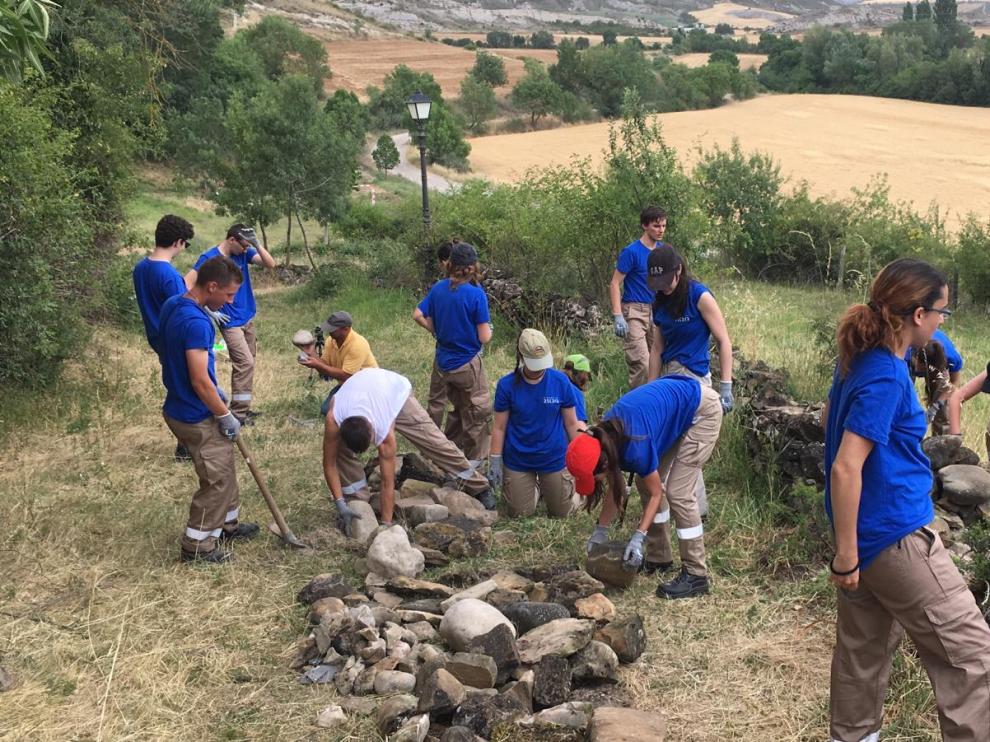 Los voluntarios realizan labores en la zona del parque infantil de AScara.