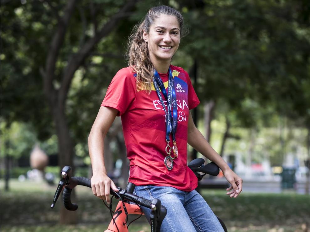 Marta Pintanell, con sus medallas y su bicicleta.