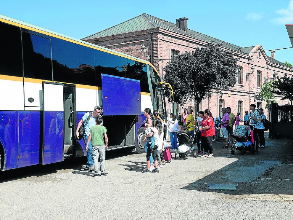Viajeros en la estación de tren de Teruel subiendo ayer al autobús que les llevaría a Valencia.
