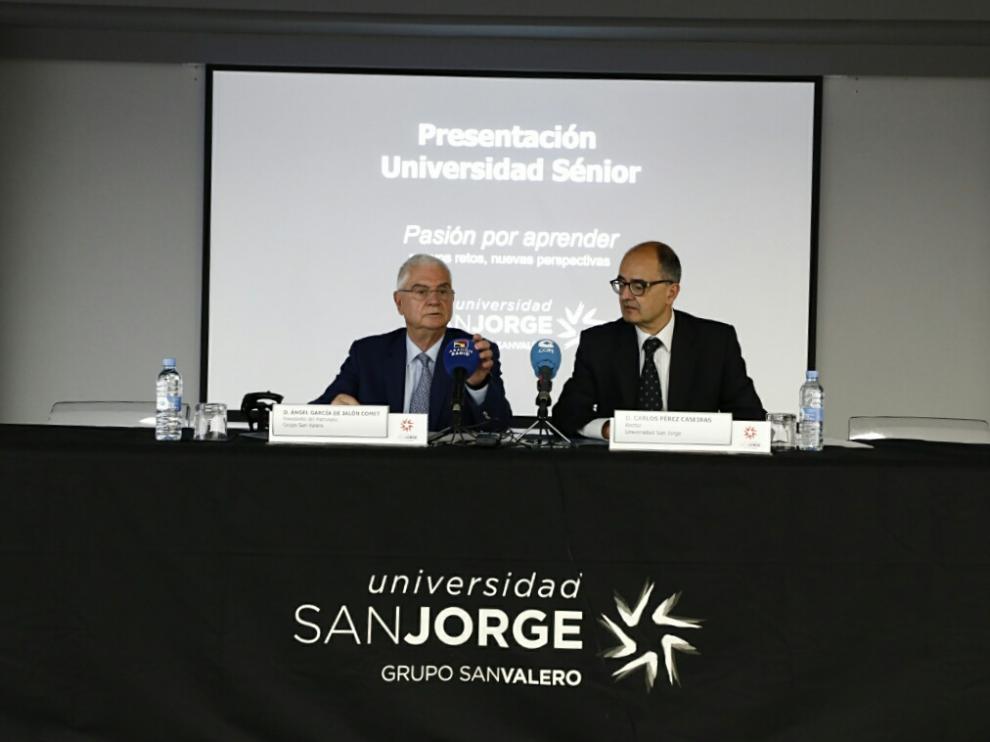 Ángel Garcés de Jalón y Carlos Pérez Caseiras, este martes, en la rueda de prensa de presentación de la Universidad Sénior de la San Jorge.