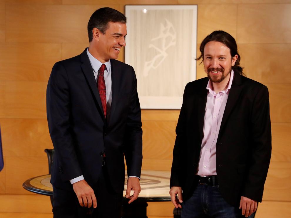 Pedro Sánchez y Pablo Iglesias al inicio de su reunión este martes.