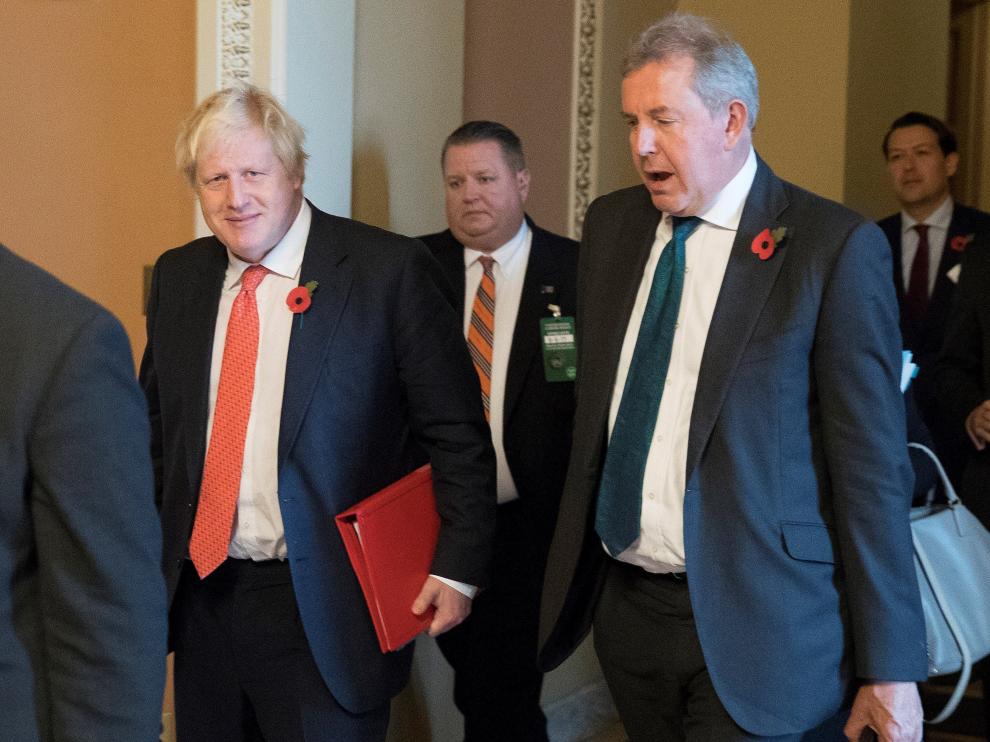 Washington (United States), 09/11/2017.- (FILE) - Then British Foreign Secretary Boris Johnson (L) walks with British Ambassador to the United States Sir Kim Darroch (R) following a meeting on Capitol Hill in Washington, DC, USA, 08 November 2017 (reissued 09 July 2019). According to media reports, Darroch has quit as British ambassador to the US after emails were leaked from Darroch, calling US President Trump's administration inept. (Reino Unido, Estados Unidos) EFE/EPA/MICHAEL REYNOLDS British Ambassador Darroch resigns