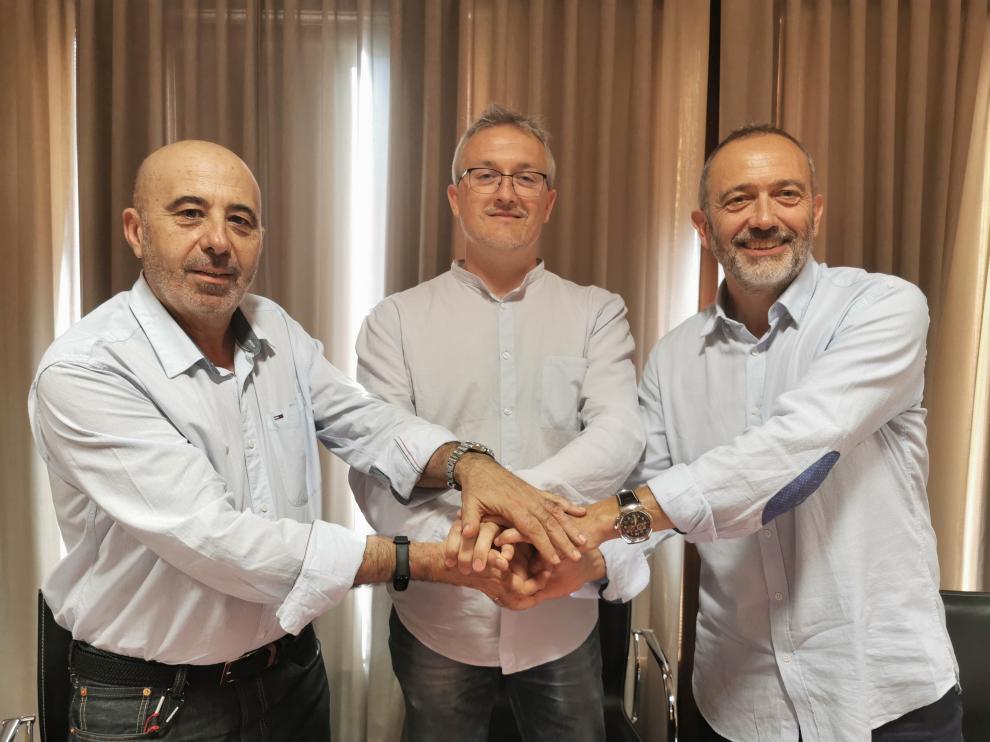 Carlos Reyes (+Jaca-Podemos-Equo), Juan Manuel Ramón (alcalde de Jaca, PSOE) y Javier Acín (CHA).