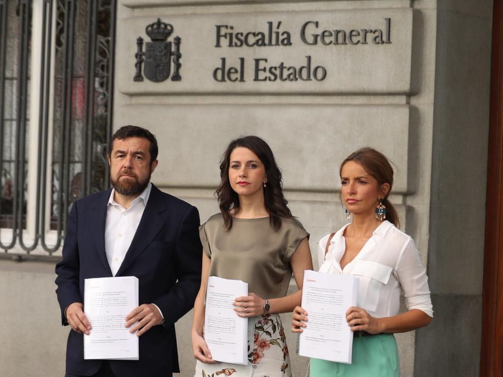 Inés Arrimadas, Patricia Reyes y Miguel Gutiérrez posan frente a la Fiscalía General del Estado tras presentar la denuncia contra el PSOE.