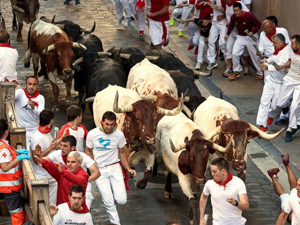 Los peligrosos 'Jandilla' protagonizan con golpes pero sin cornadas el cuarto encierro de San Fermín .