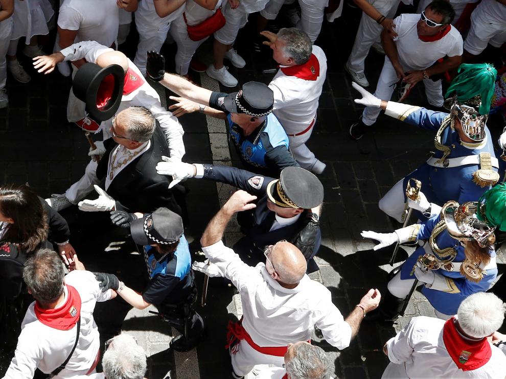Momentos de tensión en Pamplona tras la procesión de San Fermín