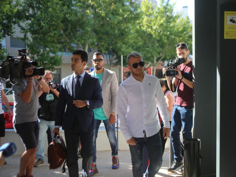 Samu, a su llegada al Palacio de Justicia con el abogado Juan Gonzalo Ospina y Charly.