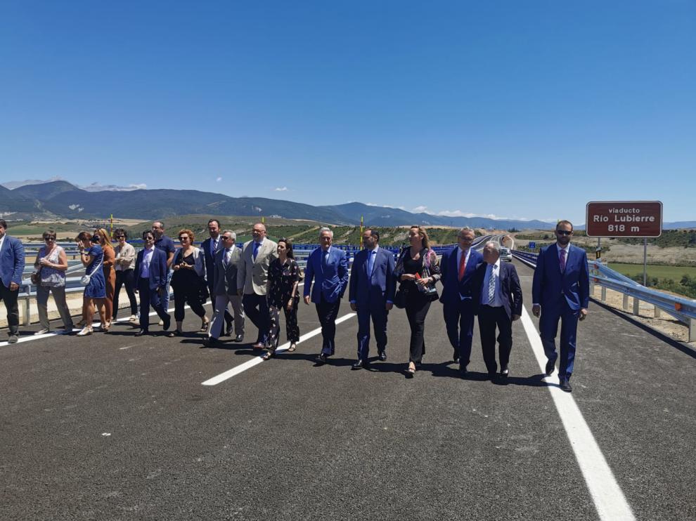 El ministro ha sido el encargado de destapar este jueves, junto el presidente de las Cortes de Aragón, Javier Sada, un hito en el kilómetro 97,9 de esta autovía A-21.