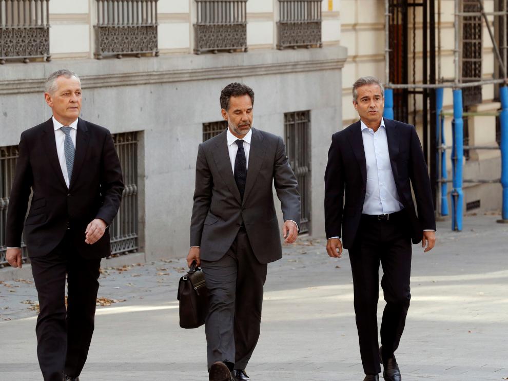 Ángel Cano (d) y Ricardo Gómez Barredo, acompañados del abogado José Bonilla.
