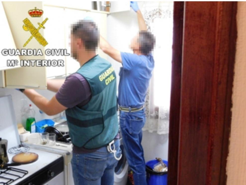 Dos agentes de la Guardia Civil de Teruel, durante el registro de una de las viviendas.