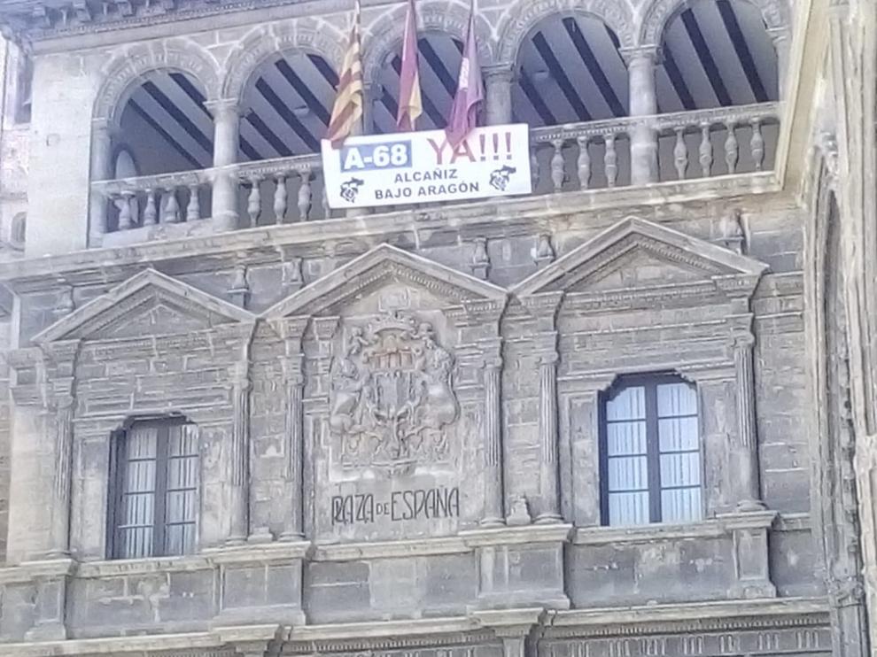 Fachada del Ayuntamiento de Alcañiz tras haber aprobado por unanimidad la adhesión al manifiesto de Teruel Existe Bajo Aragón.