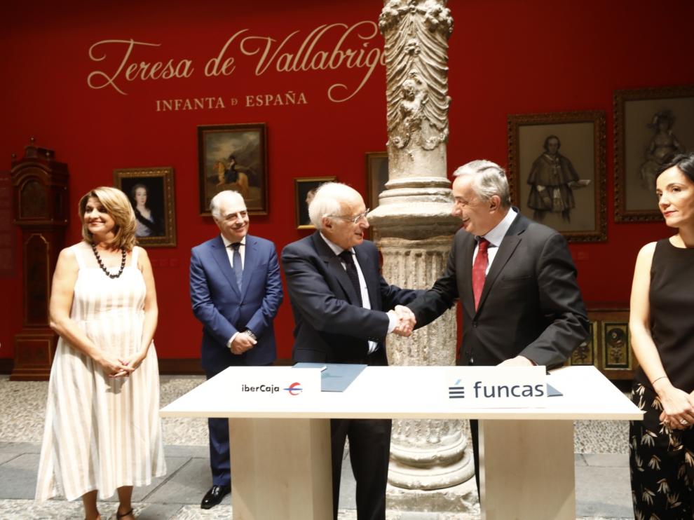Firma del convenio entre Fundación Ibercaja y Funcas.
