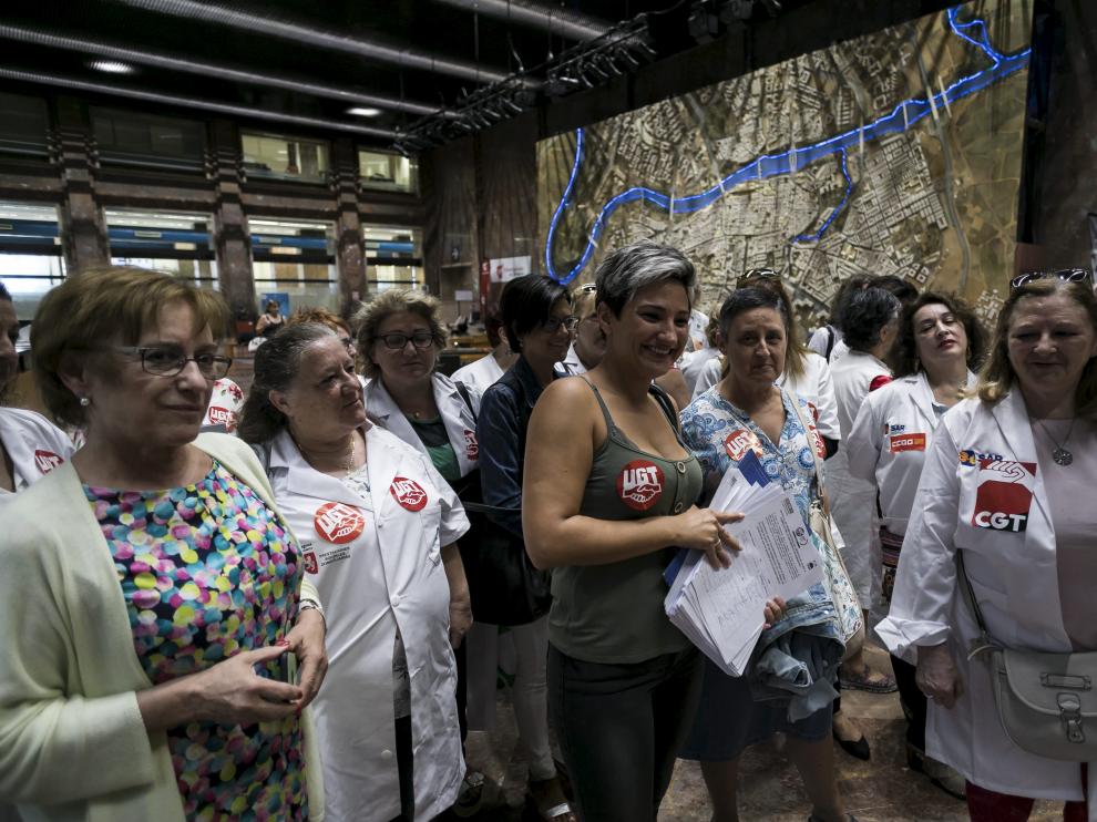 Entrega de firmas, el año pasado, contra los pliegos del servicio de ayuda a domicilio