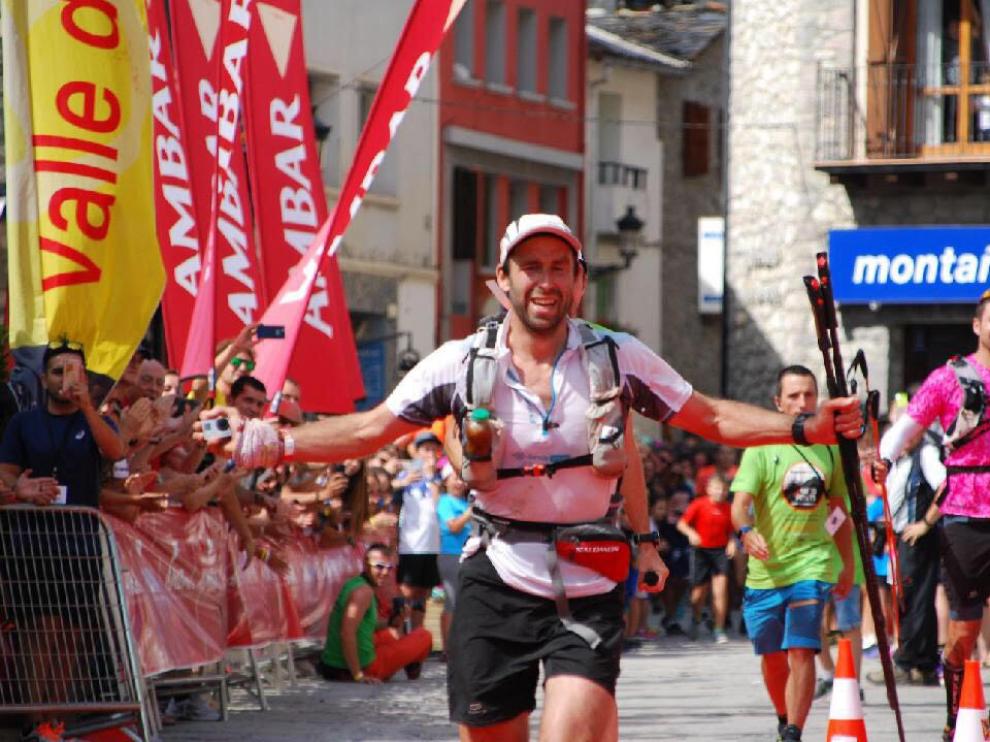 Un participante expresa su alegría tras cruzar la meta de Benasque.
