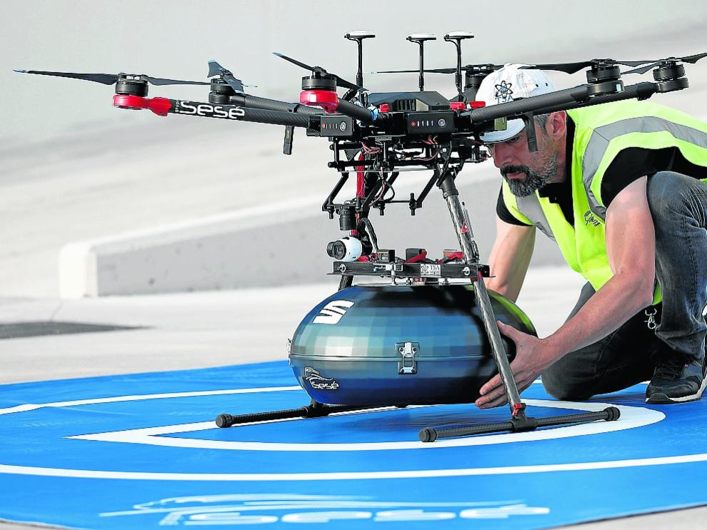 Un dron, preparado para salir de la planta de Sesé en Abrera a la de Seat en Martorell.
