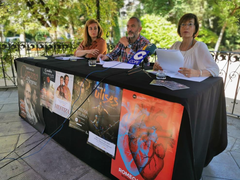 En la imagen, de izquierda a derecha, Olvido Moratinos, teniente alcalde del Ayto. de Jaca, Javier Acín, nuevo concejal de cultura y Teresa Lacasta, técnica de cultura.