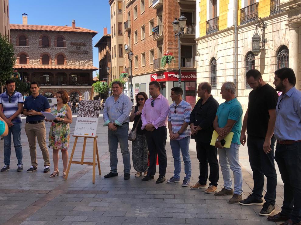 Concentración del Ayuntamiento de Teruel y lectura del manifiesto en memoria de Miguel Ángel Blanco.