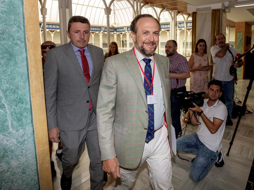 Los negociadores de Vox, Luis Gestoso y Pascual Salvador, a su llegada a la reunión en la Asamblea de Murcia.
