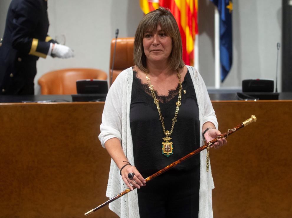 Núria Marín sostiene la vara de mando durante el acto de constitución de la Diputación de Barcelona.