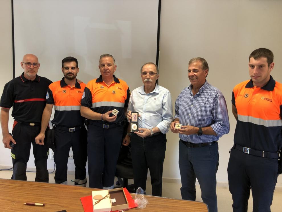 Protección Civil de Somontano entrega un recuerdo a Jaime Facerías, presidente de la Comarca, y Antonio Cosculluela, ex alcalde de Barbastro.