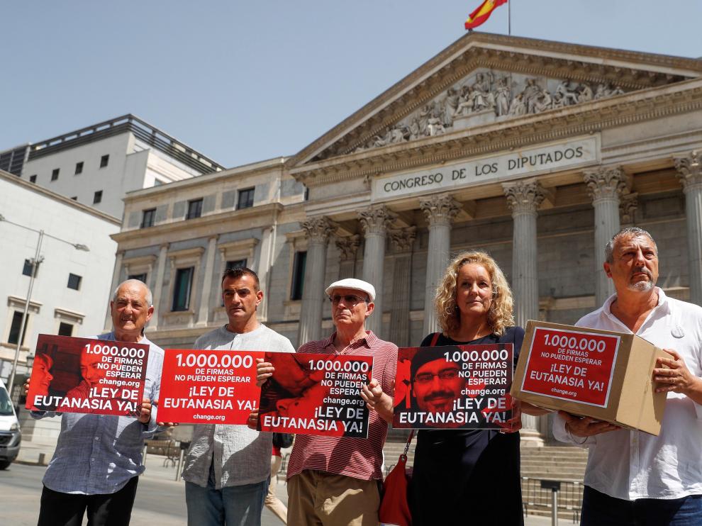 Ángel Hernández (3º) y otros familiares de enfermos entregan más de un millón de firmas en el Congreso para pedir despenalizar la eutanasia.