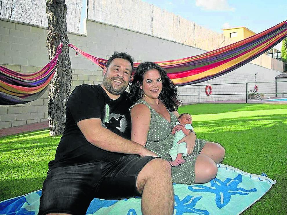 Rubén Asín y Paula Díez con su hijo Neco, en las piscinas de Sediles.