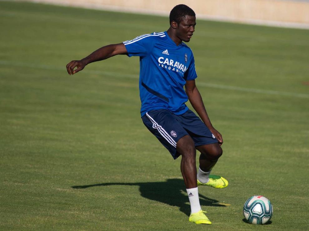 Federico Bikoro, con el balón durante el ensayo vespertino del jueves con el Real Zaragoza.