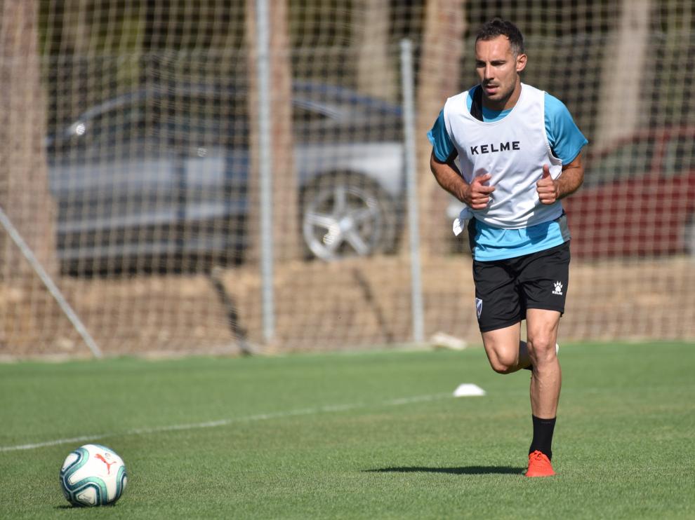 David Ferreiro conduce la pelota durante el entrenamiento matinal de este viernes.