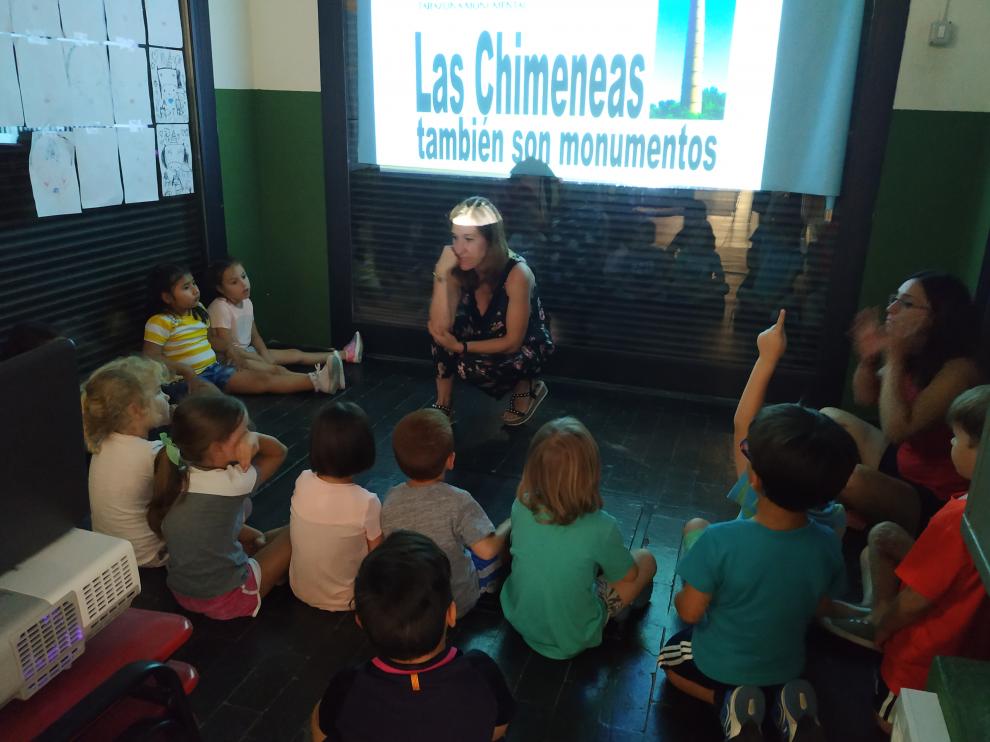 Lola Zueco explica las características de las chimeneas industriales de Tarazona a un grupo de niños de 5 años.