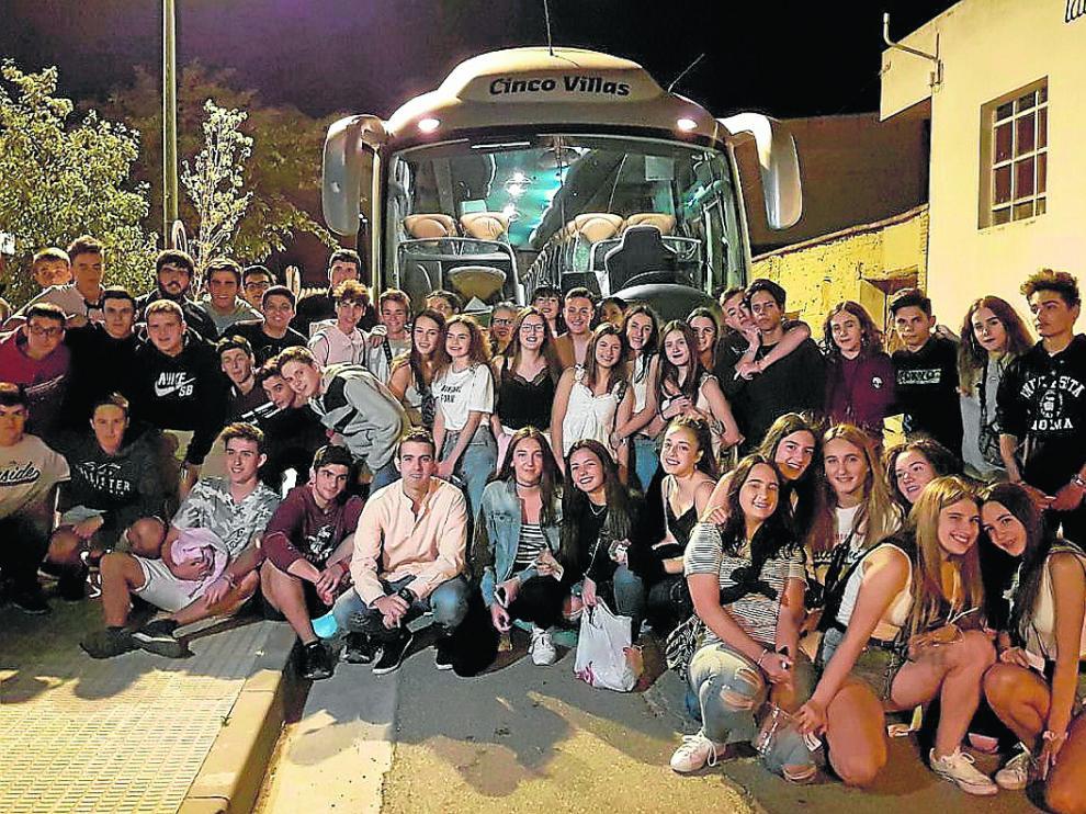 Jóvenes ejeanos junto al autobús el año pasado