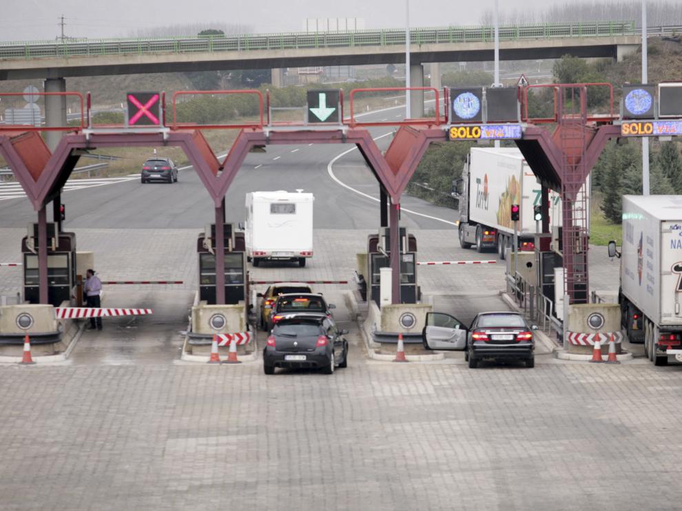 Los camioneros tendrán que seguir circulando por la AP-68 en la Rioja y pagar el peaje completo