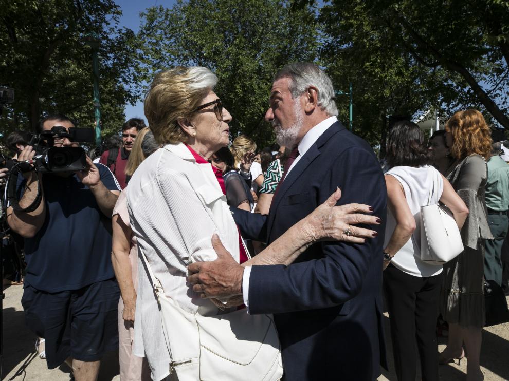 María del Mar Godoy recibe las condolencias de Jaime Mayor Oreja durante el acto.