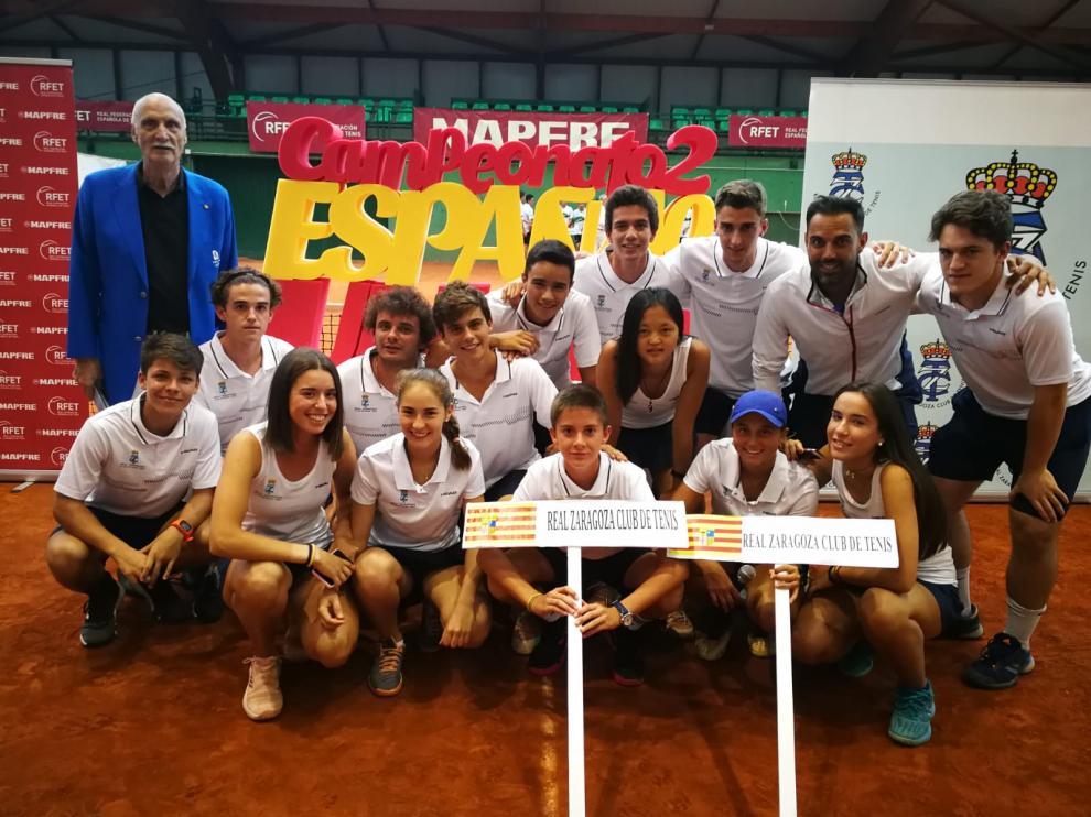 Los equipos masculino y femenino del Real Zaragoza Club de Tenis.