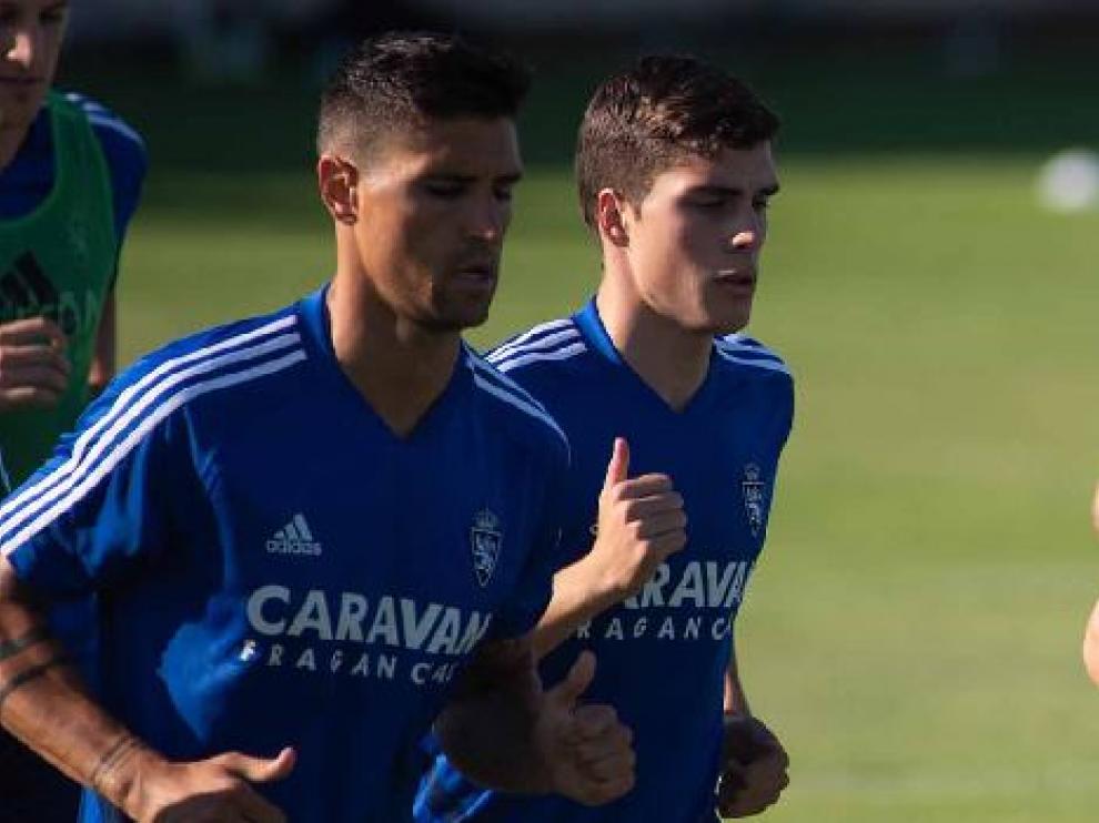 Soro, junto a Grippo, en el entrenamiento del Real Zaragoza este viernes en la Ciudad Deportiva.
