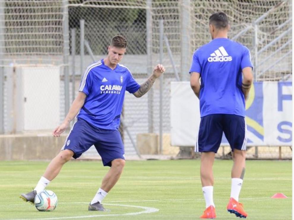 Carlos Vigaray controla el balón nada más incorporarse, sobre la marcha, al entrenamiento de la tarde de este viernes, una vez firmado su contrato con el Real Zaragoza tras ser fichado del Alavés.