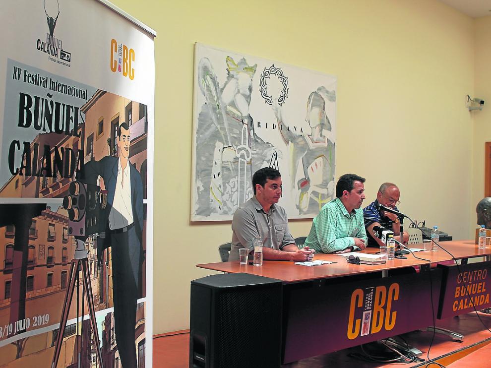 Mariano Barro; el alcalde, Alberto Herrero, y el director, Jordi Xifra, ayer junto al cartel de Ágreda.