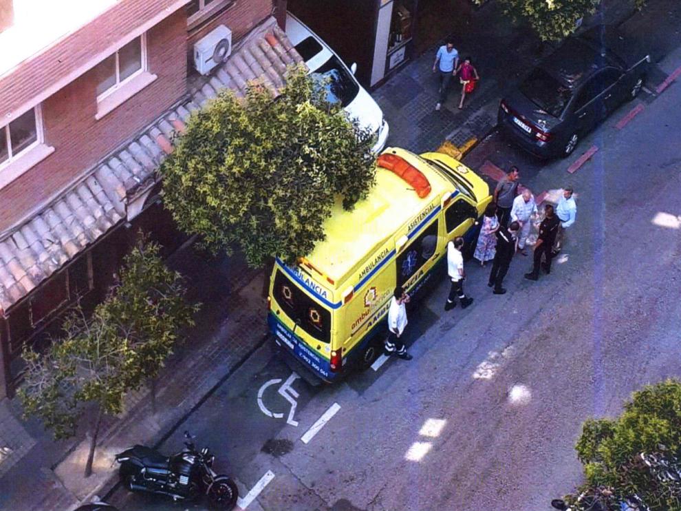 Esta foto fue aportada a la causa para demostrar que había sitio en la calle para aparcar mejor la ambulancia y no bloquear la salida del garaje.