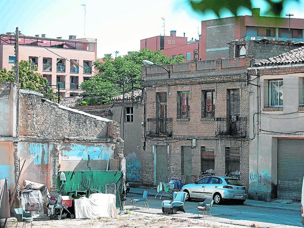 En los alrededores de la calle Lourdes hay solares y edificios en semirruina.