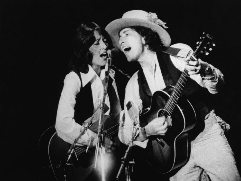 Joan Baez y Bob Dylan en una de las actuaciones de la gira Rolling Thunder Revue.