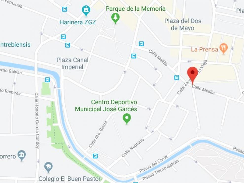 Los Bomberos de Zaragoza trabajan en la extinción de un incendio en la calle Melilla