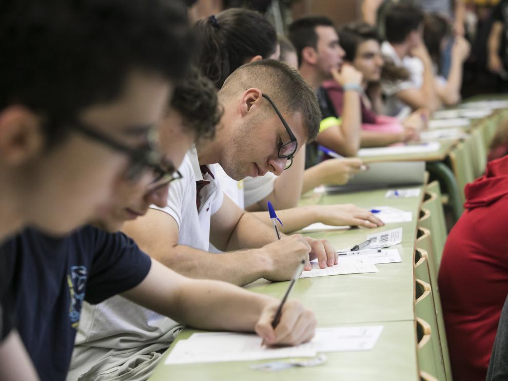 Estudiantes aragoneses en la última Evau para entrar en la Universidad.