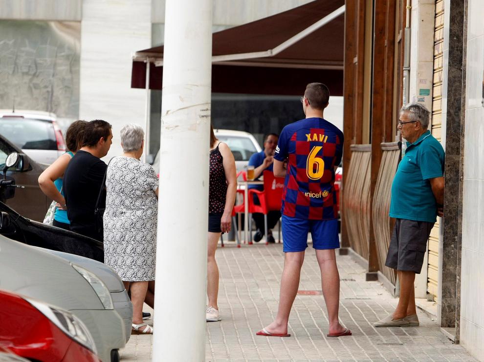 Familiares y vecinos en la entrada del domicilio de la mujer de 47 años que ha muerto esta mañana tras ser agredida con un arma blanca, en la calle Felipe Moya del barrio de Altabix de Elche