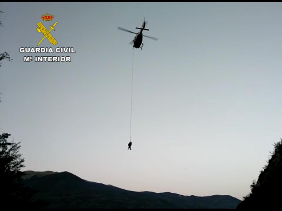 Imagen del rescate en helicóptero del montañero.