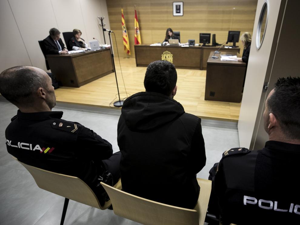 El encausado, Aarón Jonás B., fue juzgado y condenado la pasada primavera por delitos de maltrato en el ámbito familiar.