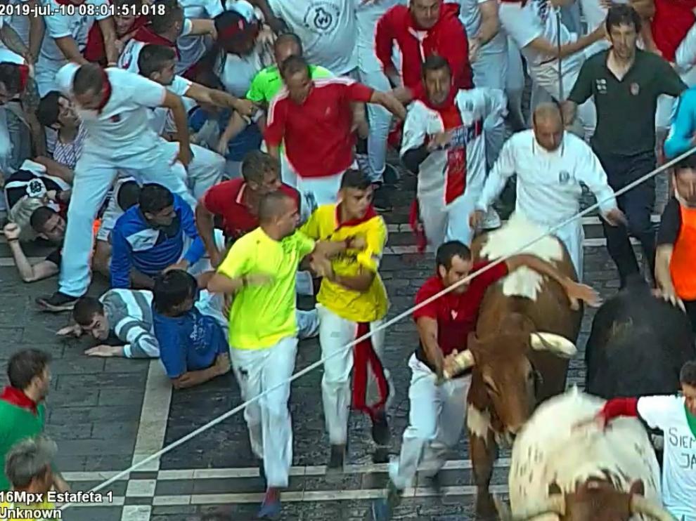 Multado con 4.000 euros un corredor 'reincidente' en San Fermín por agarrarse a los toros en los encierros
