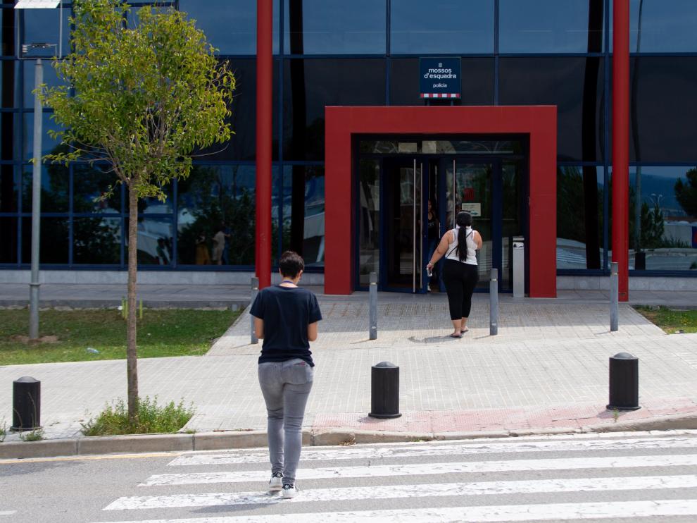 Comisaría de los Mossos d'Esquadra en Manresa, donde permanecen detenidos los agresores.