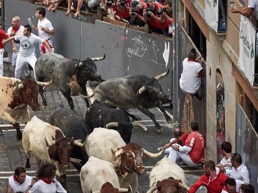 Miura cierra los encierros con una carrera peligrosa y tres heridos por asta