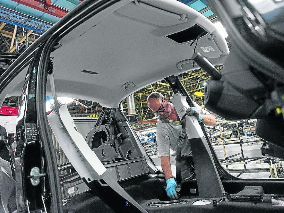 Un trabajador, en la cadena de producción de la planta de Figueruelas.